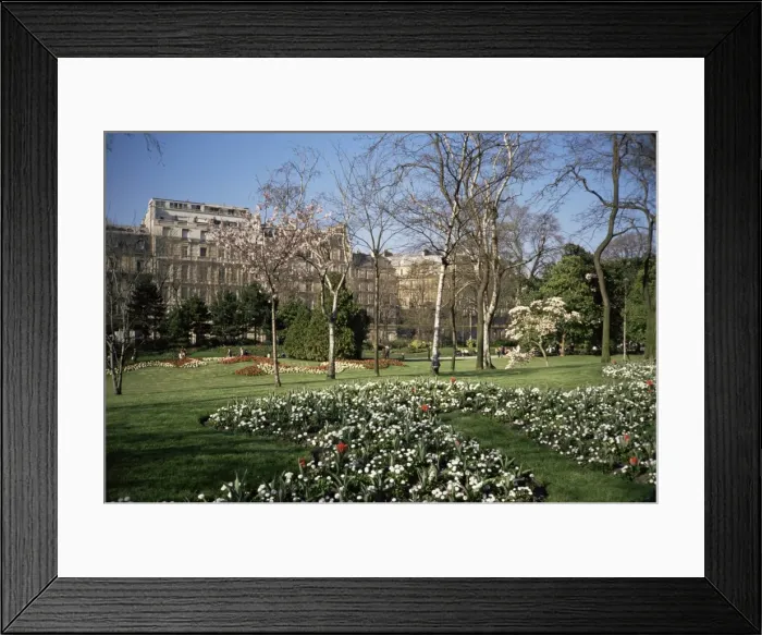 Framed Print : Parc Monceau, Paris, France, Europe Framed Print : Parc Monceau, Paris, France, Europe