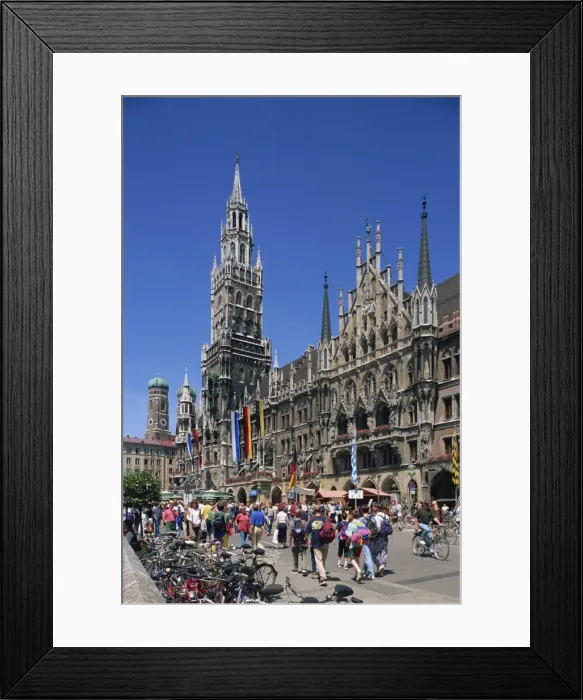 Framed Print : Tourists on the Marienplatz in front of the New Town Framed Print : Tourists on the Marienplatz in front of the New Town