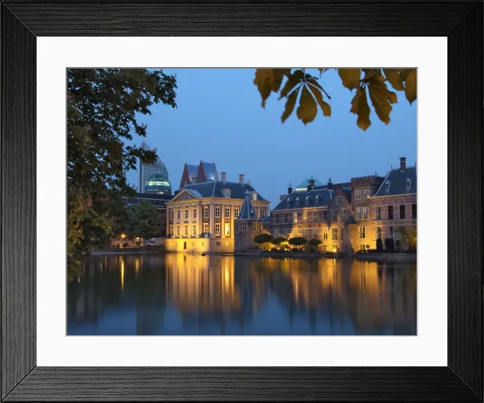 Framed Print : Mauritshuis and government buildings of Binnenhof at night