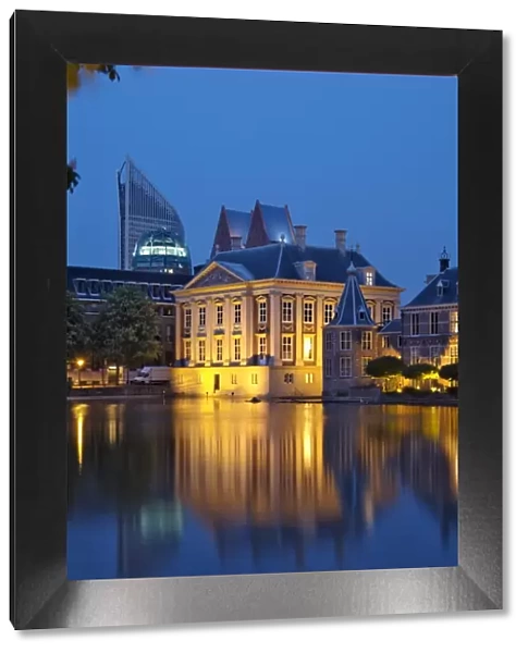 Mauritshuis at night