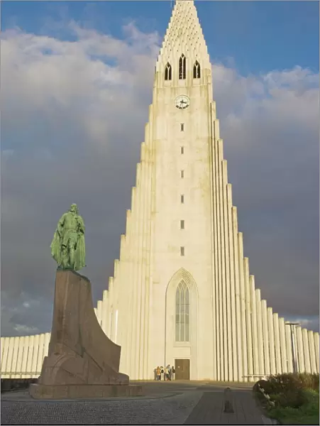 Statue of Leifur Eiriksson (Liefer Eriksson) and Hallgrimskirkja