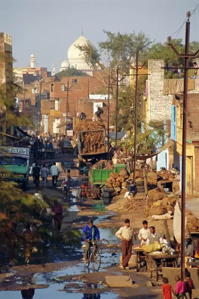 Slums within a kilometer of the Taj Mahal