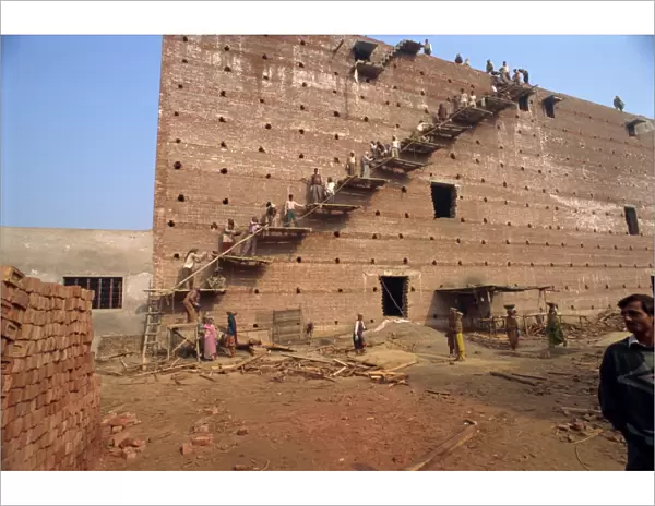 Primitive chain gang and scaffold near Bharatpur