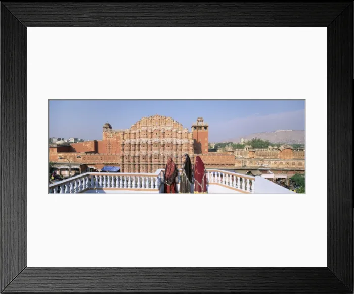 Framed Print : Women in saris in front of the facade of Hawa Mahal Framed Print : Women in saris in front of the facade of Hawa Mahal