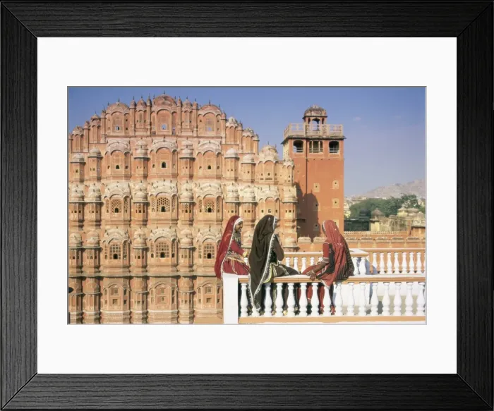 Framed Print : Women in saris in front of the facade of the Palace of the Winds Framed Print : Women in saris in front of the facade of the Palace of the Winds