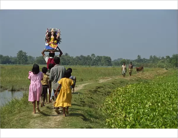 Group delivering Hindu god model to village
