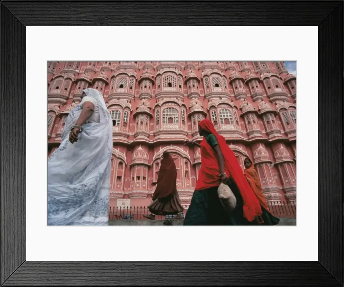 Framed Print : Women in saris walking past the Palace of the Winds (Hawa Mahal) Framed Print : Women in saris walking past the Palace of the Winds (Hawa Mahal)