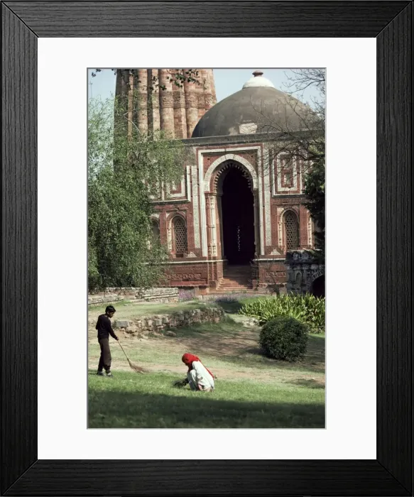 Framed Print : Minaret and Quwwat ul Islam mosque Framed Print : Minaret and Quwwat ul Islam mosque
