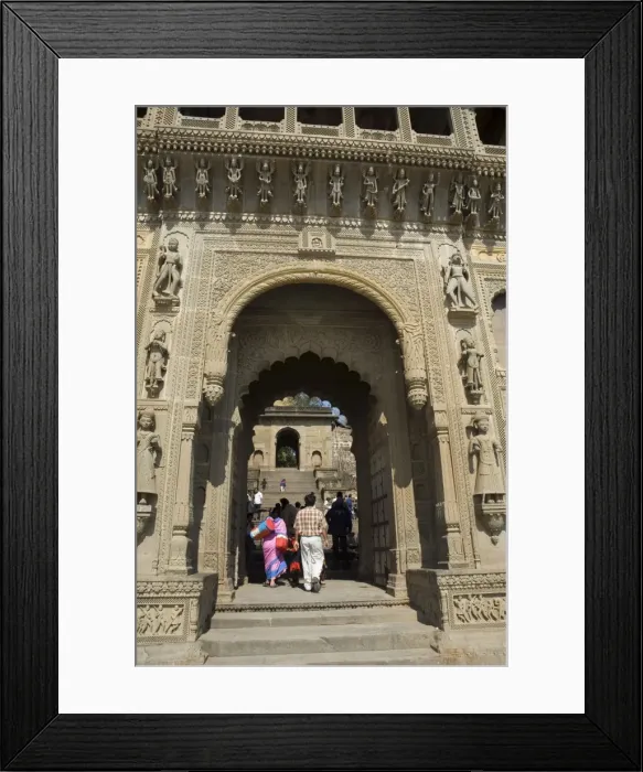 Framed Print : Shiva Hindu temple and Ahilya Fort Complex on banks Framed Print : Shiva Hindu temple and Ahilya Fort Complex on banks