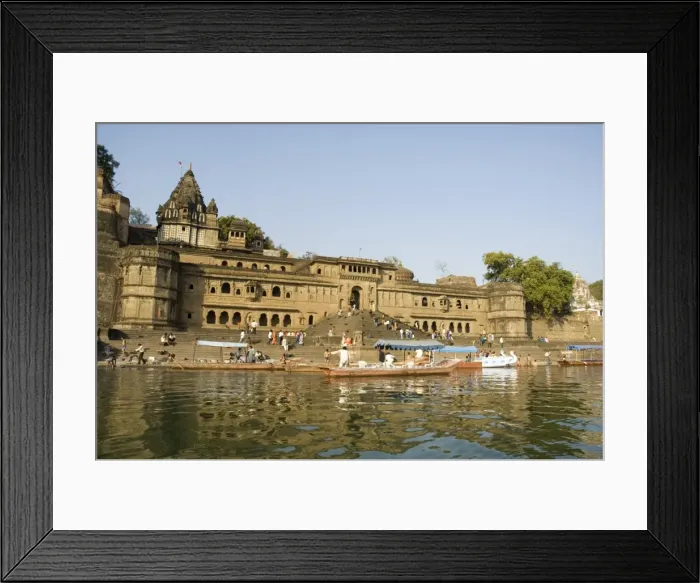 Framed Print : Shiva Hindu temple and Ahilya Fort Complex on banks Framed Print : Shiva Hindu temple and Ahilya Fort Complex on banks