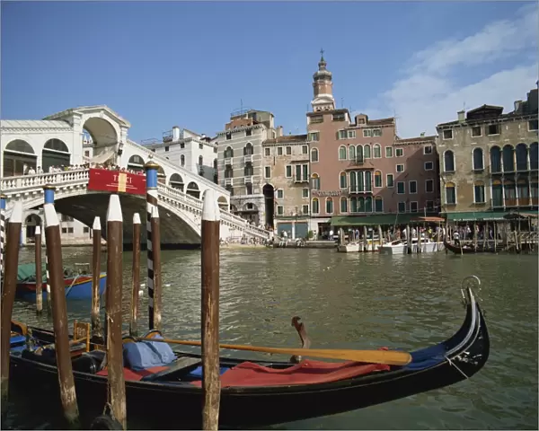 Gondola in front of the Rialto Bridge on the Grand Canal in Venice