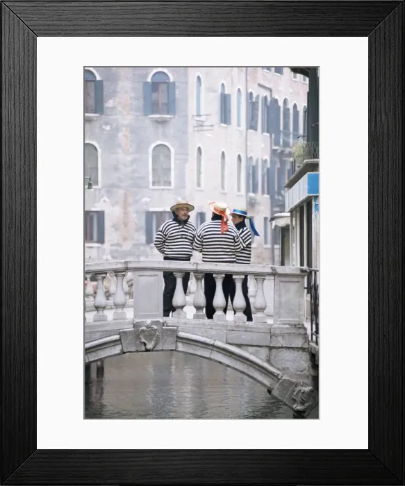 Framed Print : Gondoliers chatting on bridge Framed Print : Gondoliers chatting on bridge