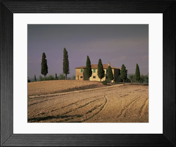 Framed Print : Farmhouse in rural Tuscany Framed Print : Farmhouse in rural Tuscany