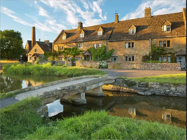 Stone bridge and cotswold cottages on River Eye, Lower Slaughter, Cotswolds, Gloucestershire