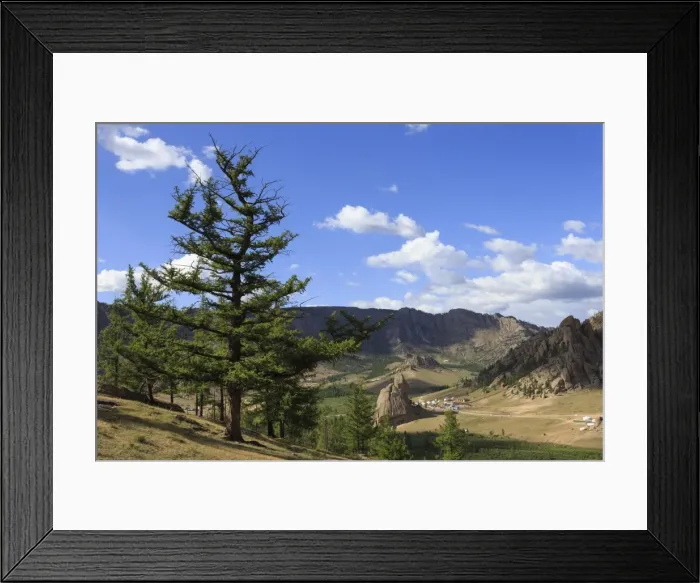 Framed Print : Elevated view towards Turtle Rock and distant mountains, busy with visitors in summer Framed Print : Elevated view towards Turtle Rock and distant mountains, busy with visitors in summer