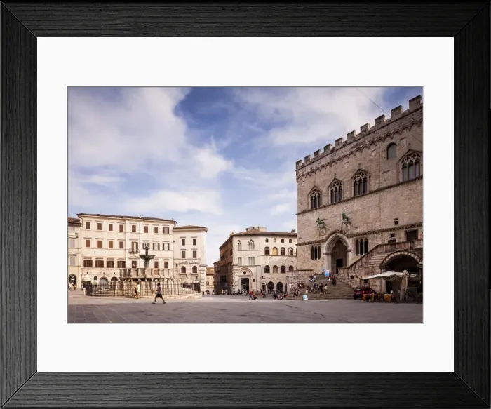 Framed Print : Piazza IV Novembre, The Palazzo dei Priori and the Fontana Maggiore, Perugia, Umbria