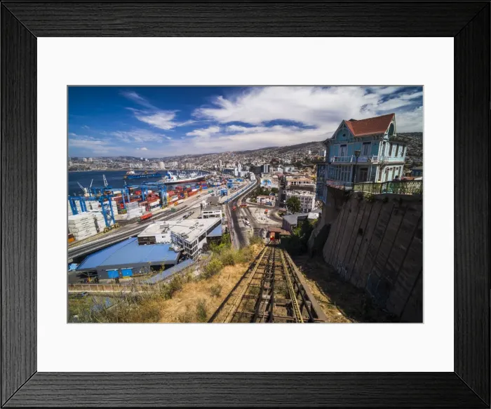 Framed Print : Funicular train 21 de Mayo (May 21st) and Valparaiso Port on Artillery Hill, Valparaiso Province Framed Print : Funicular train 21 de Mayo (May 21st) and Valparaiso Port on Artillery Hill, Valparaiso Province