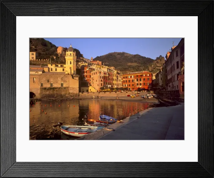 Framed Print : Vernazza harbour at sunset Framed Print : Vernazza harbour at sunset