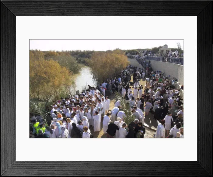Framed Print : Crowds of pilgrims in white dress queueing to enter Framed Print : Crowds of pilgrims in white dress queueing to enter