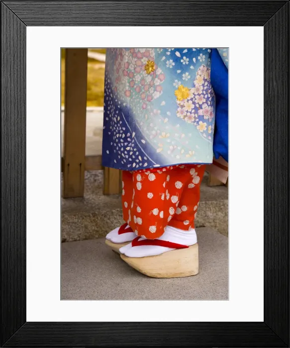Framed Print : Maiko (apprentice geisha) wearing traditional Japanese Framed Print : Maiko (apprentice geisha) wearing traditional Japanese