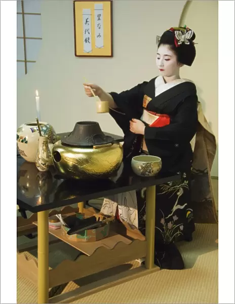 Tea ceremony by a Maiko (trainee geisha)