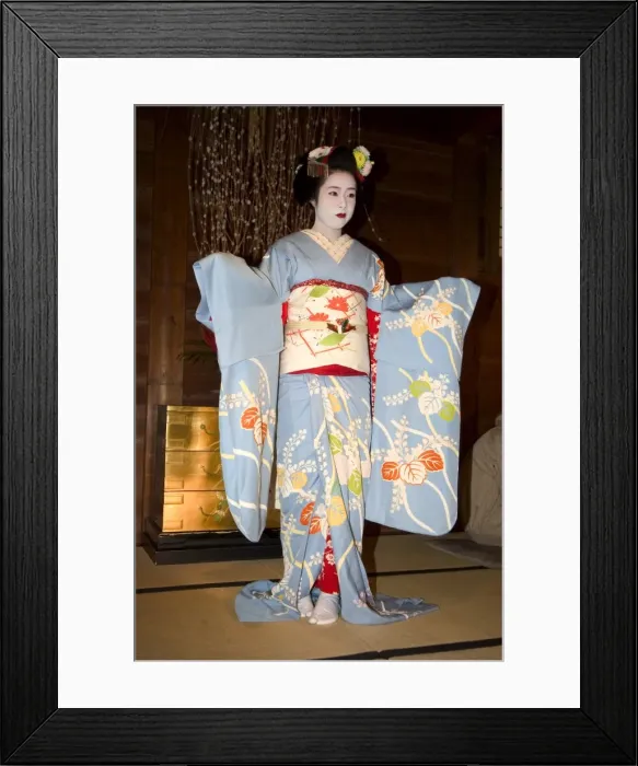 Framed Print : Geisha, maiko (trainee geisha) entertainment Framed Print : Geisha, maiko (trainee geisha) entertainment