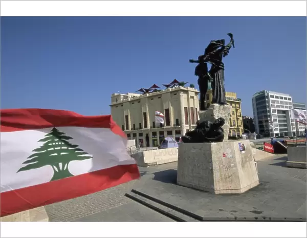 Lebanese flag and the Martyrs statue in the BCD