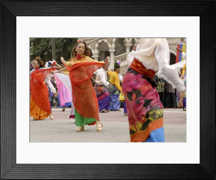 Framed Print : Malay female dancers wearing traditional dress at celebrations Framed Print : Malay female dancers wearing traditional dress at celebrations