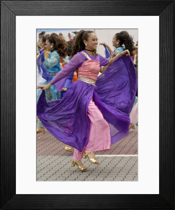 Framed Print : Malay female dancer wearing traditional dress at celebrations Framed Print : Malay female dancer wearing traditional dress at celebrations