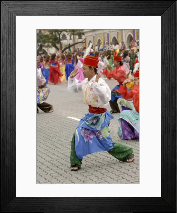 Framed Print : Malay dancers wearing traditional dress at celebrations Framed Print : Malay dancers wearing traditional dress at celebrations