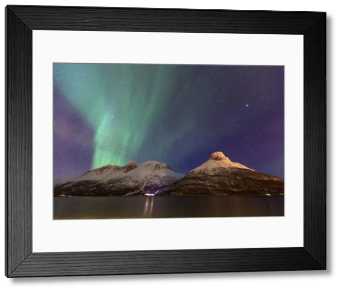 Framed Print : The Northern Lights illuminates the snowy peaks Oteren Storfjorden, Lyngen Alps, Troms Framed Print : The Northern Lights illuminates the snowy peaks Oteren Storfjorden, Lyngen Alps, Troms