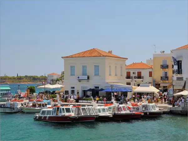 Spetses (Spetse) town harbour, Spetses, Saronic Islands, Attica, Peloponnese, Greece