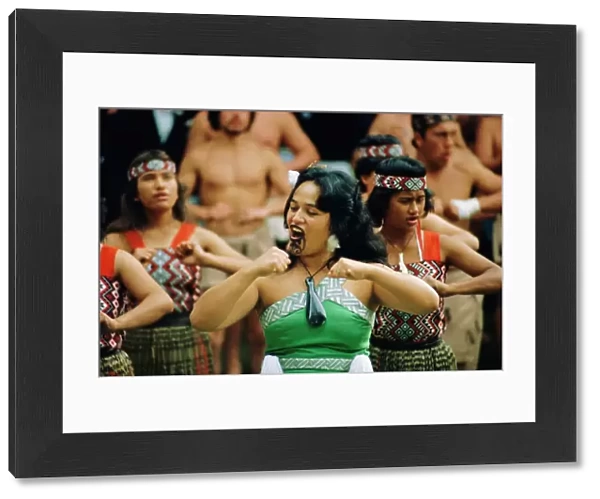 Maori Poi dancers