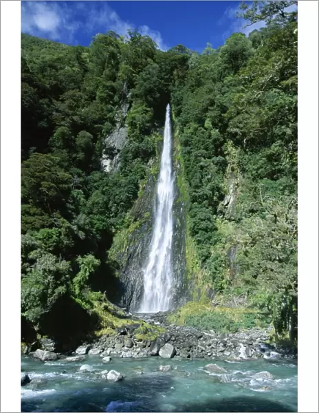 Fantail waterfall by the Makarpra River near Hst