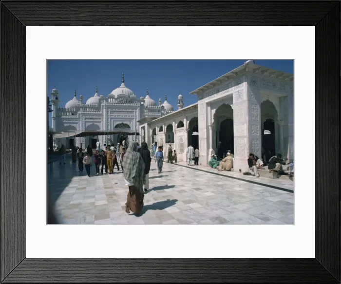 Framed Print : Groups of people at the Data Durbar Shrine in Lahore Framed Print : Groups of people at the Data Durbar Shrine in Lahore