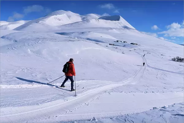 Track from Smuksjoseter towards Peer Gynt-hytta and Mount Smiubelgen