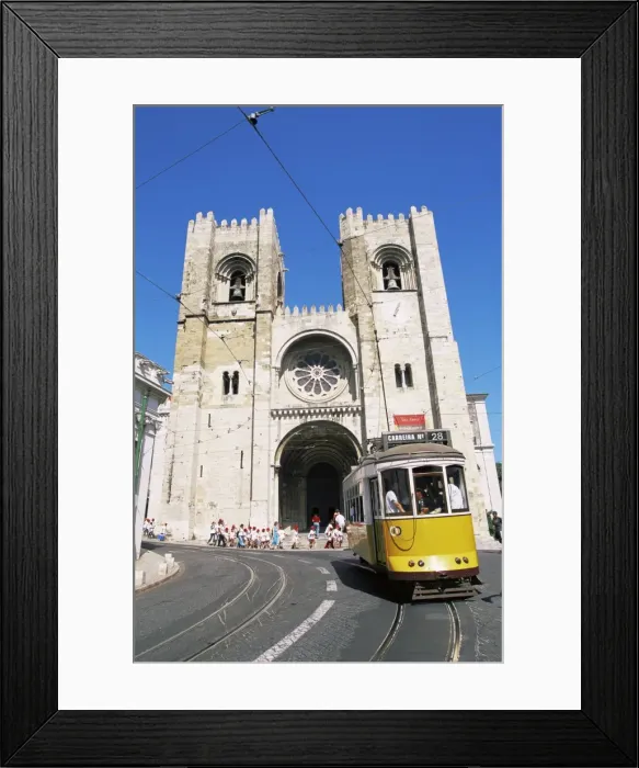 Framed Print : Electrico (electric tram) in front of the Se Cathedral Framed Print : Electrico (electric tram) in front of the Se Cathedral