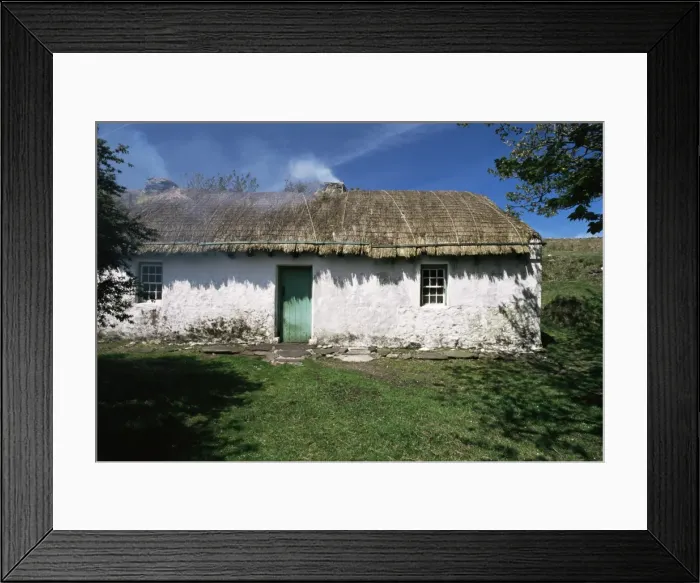 Framed Print : Traditional thatched cottage near Glencolumbkille Framed Print : Traditional thatched cottage near Glencolumbkille