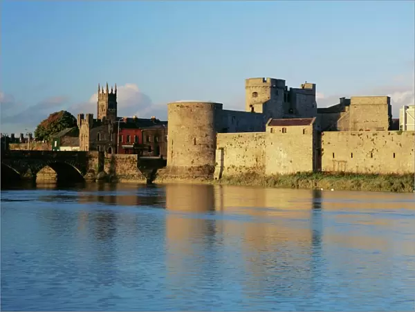 King Johns Castle and the River Shannon