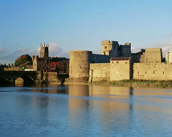 King Johns Castle and the River Shannon