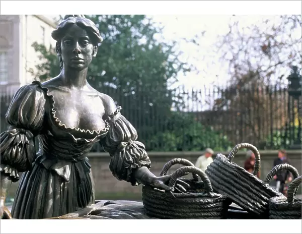 Bronze statue of Molly Malone