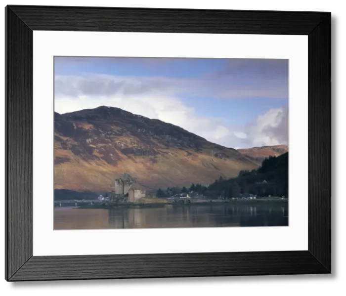 Framed Print : Eilean Donan castle reflected in the calm water of Framed Print : Eilean Donan castle reflected in the calm water of
