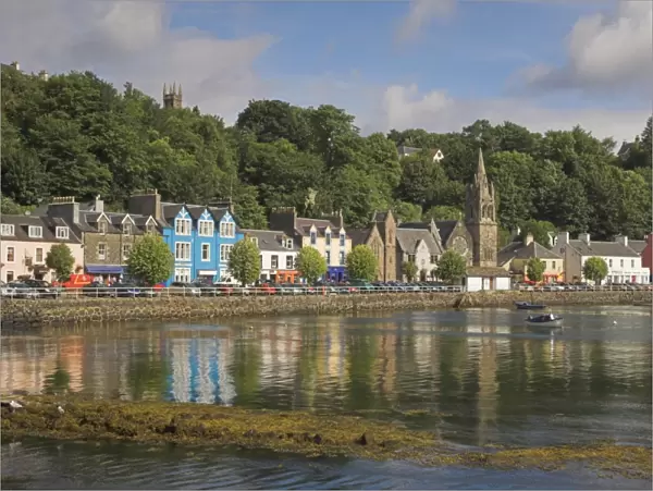 Multicoloured houses and small boats in the harbour at Tobermory