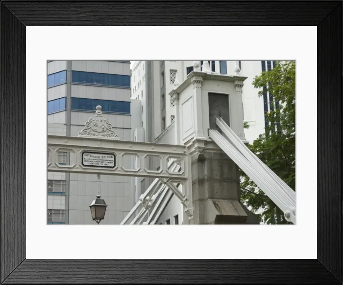 Framed Print : Cavenagh Bridge in the Colonial District Framed Print : Cavenagh Bridge in the Colonial District