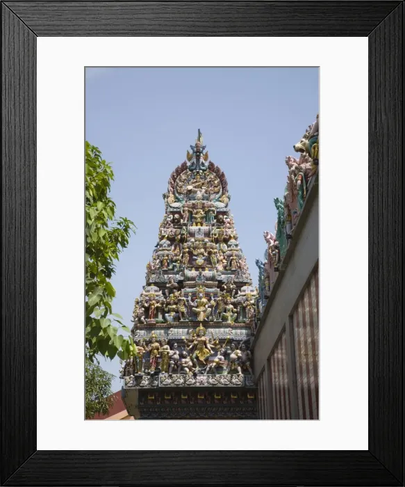 Framed Print : Ornate gopuram with colourful Hindu deities on Sri Framed Print : Ornate gopuram with colourful Hindu deities on Sri