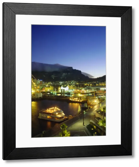 Framed Print : Victoria and Albert Waterfront with Table Mountain behind Framed Print : Victoria and Albert Waterfront with Table Mountain behind