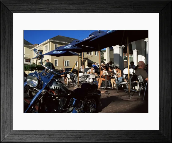 Framed Print : People sitting in trendy sidewalk cafe in Camps Bay Framed Print : People sitting in trendy sidewalk cafe in Camps Bay