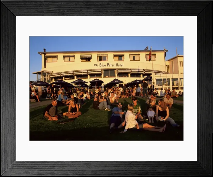 Framed Print : Young people watching the sunset in Bloubergstrand Framed Print : Young people watching the sunset in Bloubergstrand