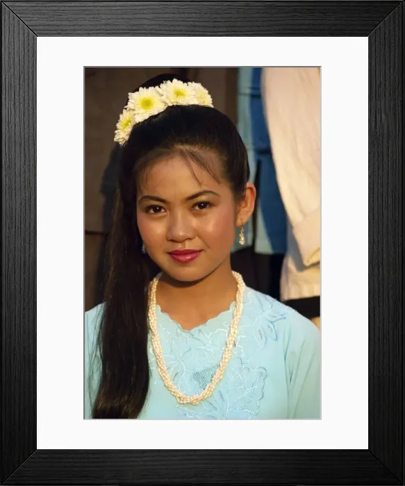 Framed Print : Portrait of young woman Framed Print : Portrait of young woman