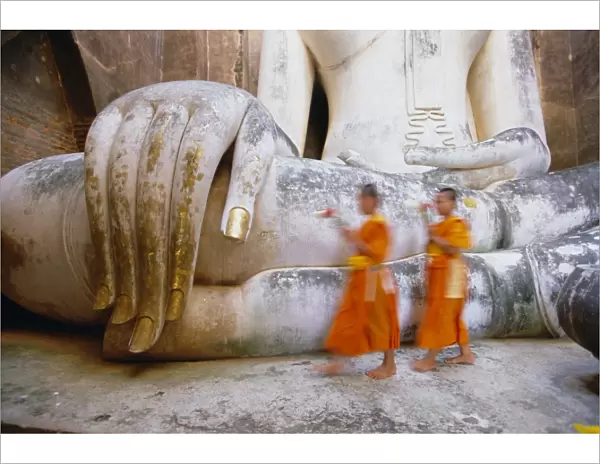 Novice monks and Phra Atchana Buddha statue